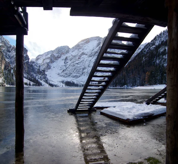Pequena Escadaria Madeira Abrigo Para Lago Montanha Neve Com Céus — Fotografia de Stock