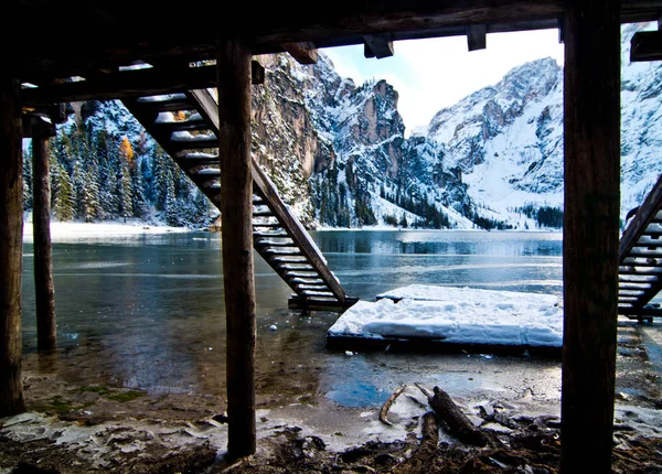 Braies Lago Emoldurado Por Pólos Que Suportam Abrigo Lago Montanha — Fotografia de Stock