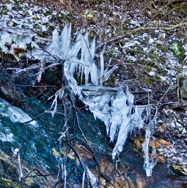 地球温暖化のストリームで氷の結晶を溶かす — ストック写真