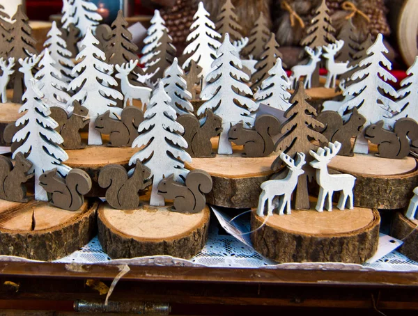 Decorazioni Fatte Mano Artigiani Montagna Con Cervi Alberi Scoiattoli — Zdjęcie stockowe