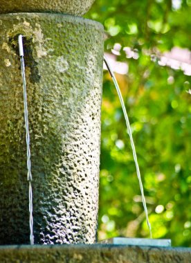 tatlı, saf ve temiz su gushes taş Fountain dağ saf su yaylar