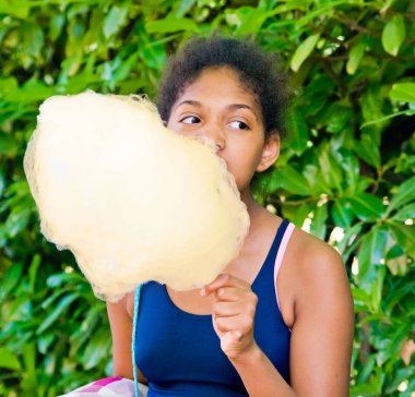 mutlu kız sadece hazırlanan sıcak pamuk şeker yiyor