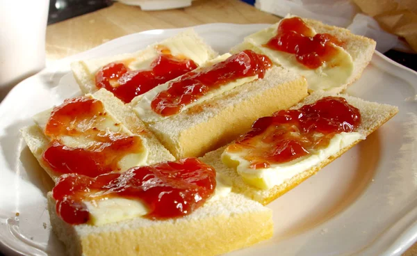 黄油和草莓果酱放在一个盘子里 为您的健康和充满活力的早餐 — 图库照片