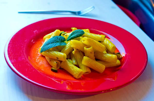 意大利面配有鲜黄色的蔬菜 番红花和美味的香草酱 — 图库照片