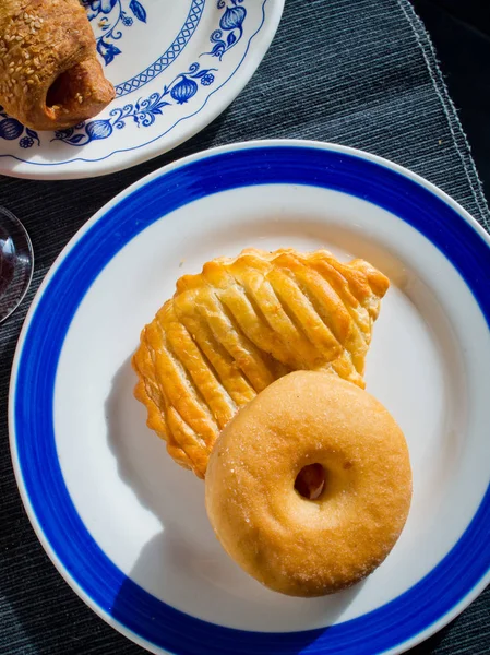 Çörek Doldurulmuş Sıcak Simit Altın Rengi Hazır Kahvaltı Kendi Aperatif — Stok fotoğraf