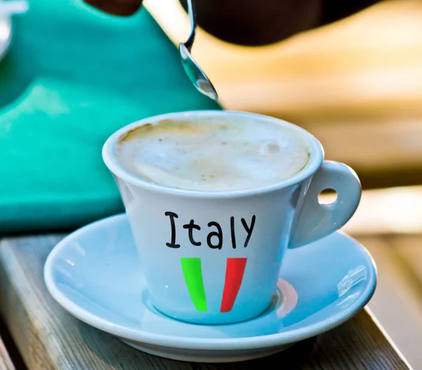 极好的意大利卡布奇诺咖啡 牛奶和漂亮的泡沫 — 图库照片