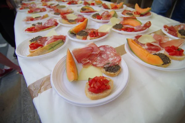 토마토 소스와 지중해 치즈와 파티에 — 스톡 사진