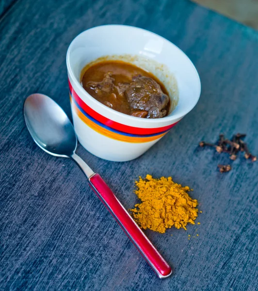 杯的美味的汤 热和蒸牛肉 姜黄和丁香种子 — 图库照片