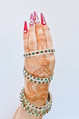 kına dövme, küpeler ve bilezik değerli taşlarla süslenmiş çivi ile el