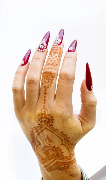 Main Avec Tatouage Henné Ongles Décorés Brillants Bracelets Avec Des — Photo