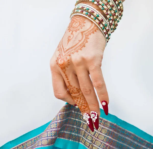 Рука Татуировкой Хны Ногти Украшены Бриллиантами Браслеты Драгоценными Камнями — стоковое фото