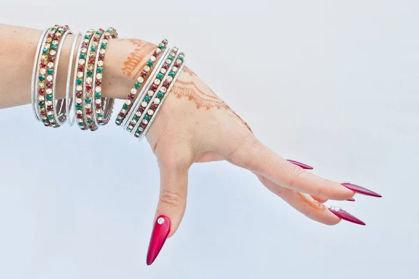 Main Avec Tatouage Henné Ongles Décorés Brillants Bracelets Avec Des — Photo