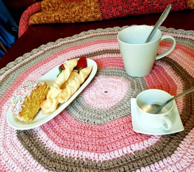 Yumuşak, kaplı saf yün, el örgü, soğuk gecelerde ısınma için idealdir