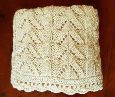 Yumuşak, kaplı saf yün, el örgü, soğuk gecelerde ısınma için idealdir