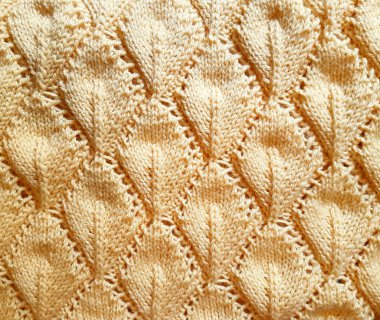 Yumuşak, kaplı saf yün, el örgü, soğuk gecelerde ısınma için idealdir