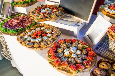 lezzetli meze misafirler için hazır sahip kanalları ile hazır tablo