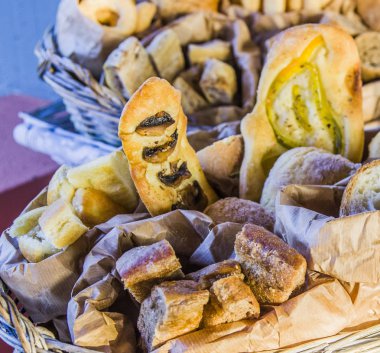 Fırından yeni çıkmış ekmek ve elmalı, kağıt poşet ve tadı için hazır koymak