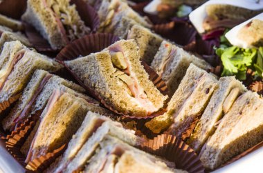 karanlık ekmek sandviç krem peynir, mantar, enginar ve jambon