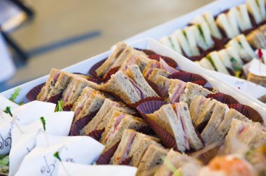 karanlık ekmek sandviç krem peynir, mantar, enginar ve jambon