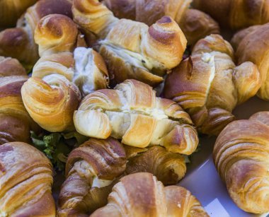 krem peynir ve jambon köpük ile kokulu kruvasan dağını