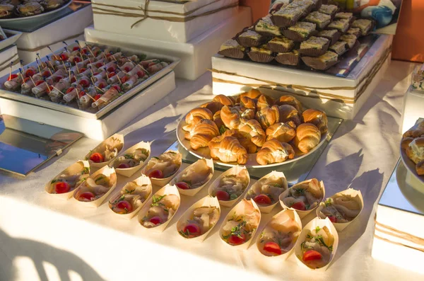 Table Prête Avec Des Plateaux Délicieux Apéritifs Prêts Pour Les — Photo