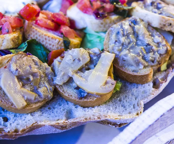 Κροστίνι Μανιτάρια Και Τυρί Κρέμα Και Κρουτόν Ντομάτα Και Ελαιόλαδο — Φωτογραφία Αρχείου