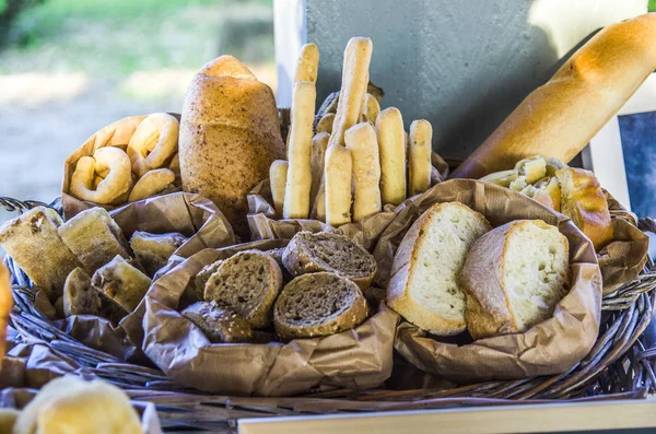 Nybakat Bröd Och Focaccia Sätta Papperspåsar Och Redo Att Avsmakas — Stockfoto