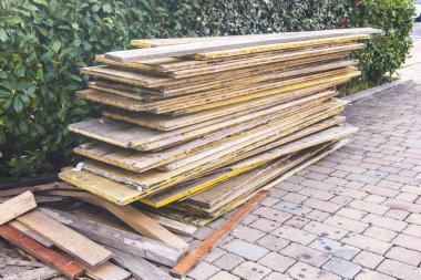 Ahşap plakalar inşaat iskele için kullanılan yığını