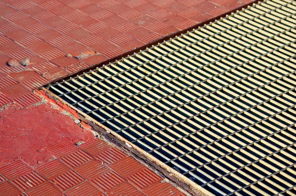 レンガ モルタル 金属換気格子の小さなタイルで床 — ストック写真