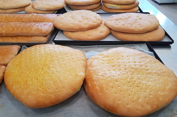 面包和 Focaccia 只是出了烤箱准备被塞满 — 图库照片