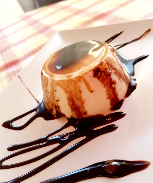 Pudim Creme Baunilha Com Chocolate Derretido — Fotografia de Stock