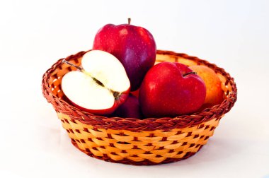hasır sepet dolu sağlığınız için mükemmel sulu Kırmızı elma
