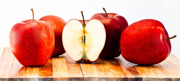 Ψάθινο Καλάθι Γεμάτο Πολύ Ζουμερά Κόκκινα Μήλα Για Την Υγεία — Φωτογραφία Αρχείου
