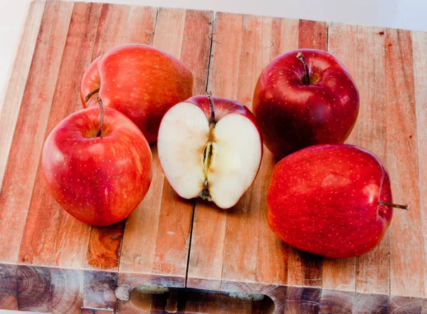 Canasta Mimbre Llena Excelentes Manzanas Rojas Jugosas Para Salud — Foto de Stock