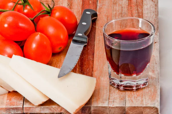 Wooden Chopping Board Healthy Snack Excellent Appetizer Cherry Tomatoes Cheese — Stock Photo, Image