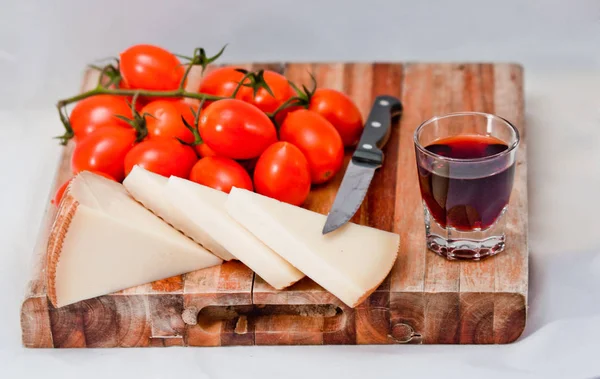 Dřevěné Prkénko Zdravou Svačinku Nebo Vynikající Předkrm Cherry Rajčata Sýr — Stock fotografie