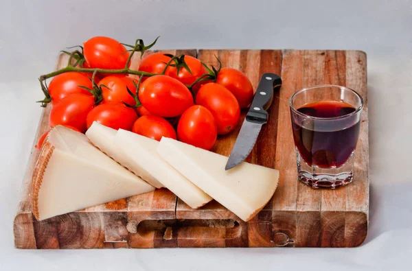Wooden Chopping Board Healthy Snack Excellent Appetizer Cherry Tomatoes Cheese — Stock Photo, Image