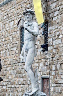 Michelangelo'nun Floransa'daki david hava ve Palazzo Vecchio önünde çürüme belirtileri ile heykeli