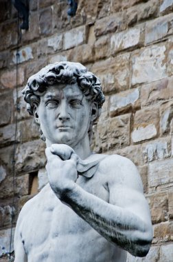 Michelangelo'nun Floransa'daki david hava ve Palazzo Vecchio önünde çürüme belirtileri ile heykeli
