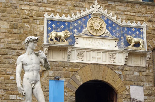 Статуя Дэвида Микеланджело Флоренции Признаками Погоды Распада Перед Палаццо Веккио — стоковое фото
