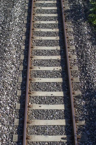 緑の山々 に青い湖に沿って走る鉄道 — ストック写真