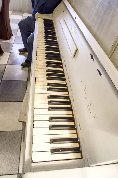 Klavír s staré bílé a černé klávesy pro hudbu — Stock fotografie
