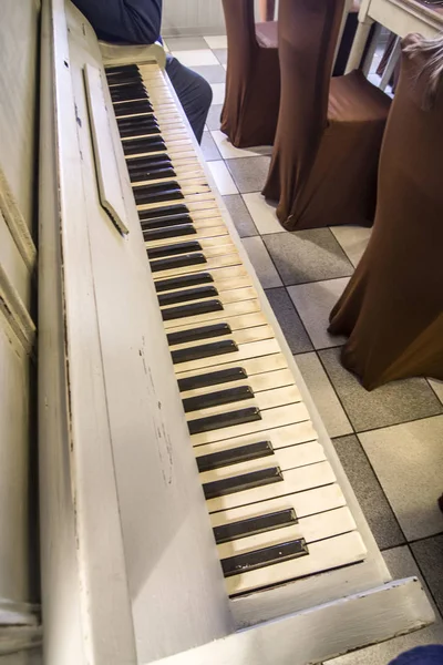 Fortepian z stary białych i czarnych klawiszy dla muzyki — Zdjęcie stockowe