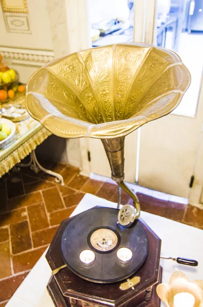 Vieux gramophone avec disque et petites bougies — Photo