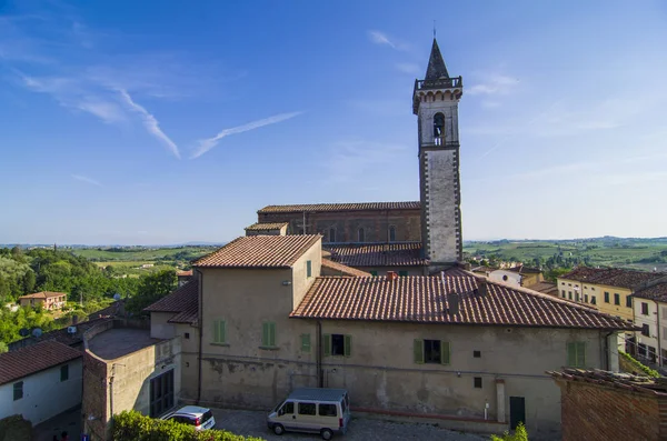 Église historique vue d'en haut et paysage cultivé dans le — Photo