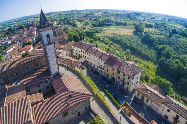 Église historique vue d'en haut et paysage cultivé dans le — Photo