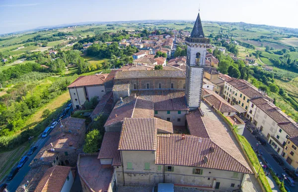 Église historique vue d'en haut et paysage cultivé dans le — Photo