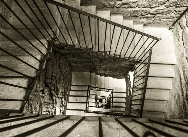 Fantasmas subir a escada interna da torre de pedra histórica — Fotografia de Stock