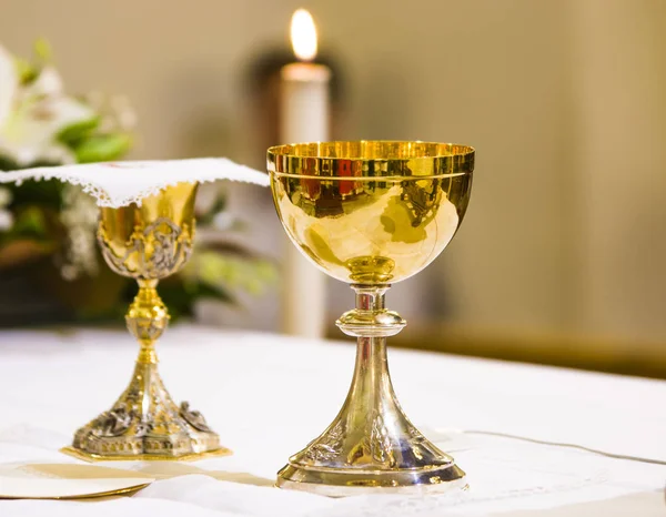 Kelch mit Wein und Ziborium mit Hostie auf dem Altar der heiligen Ma — Stockfoto