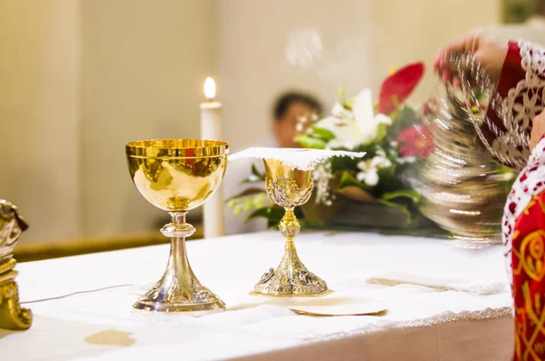 ワインと神聖な ma の祭壇上のホストとのキボリウム カップ — ストック写真